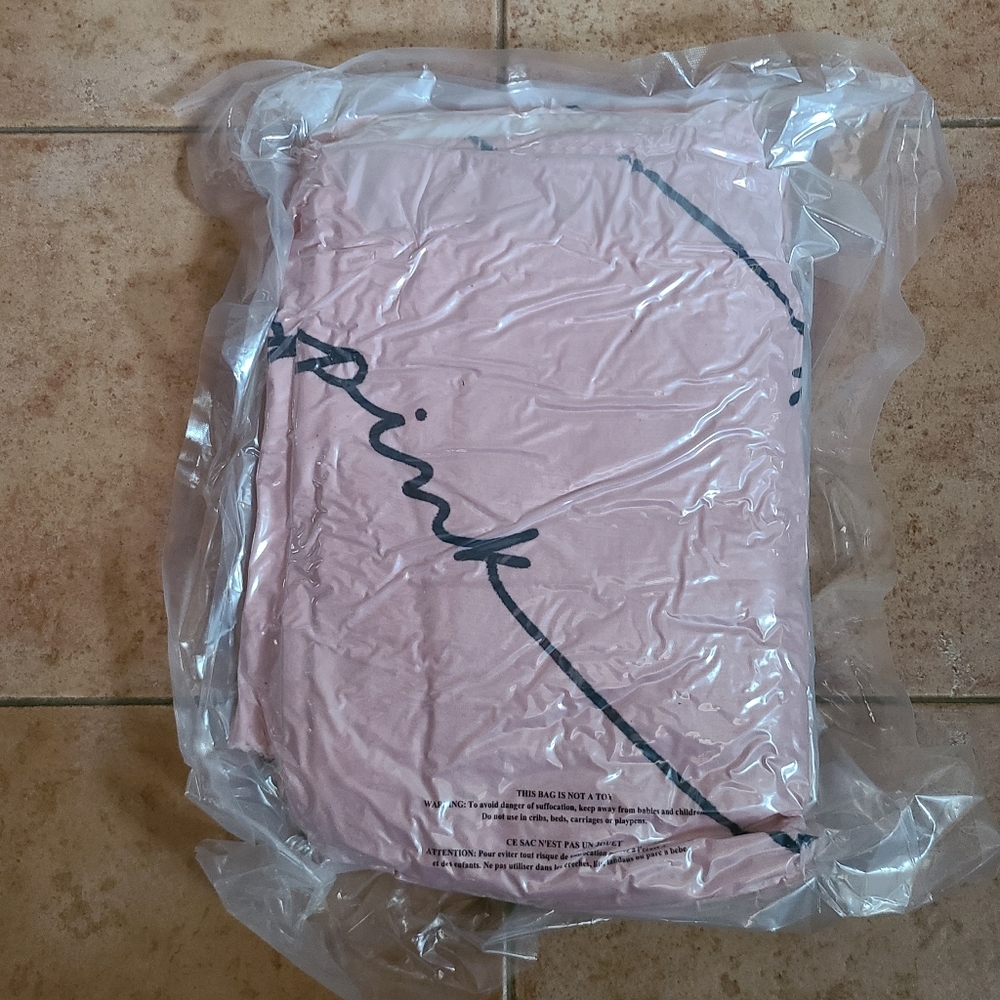 👀50% OFF👀 💕🛏 NWT‼️ PINK by Victoria's Secret Cozy Plush Logo Blanket - Picture 7 of 7